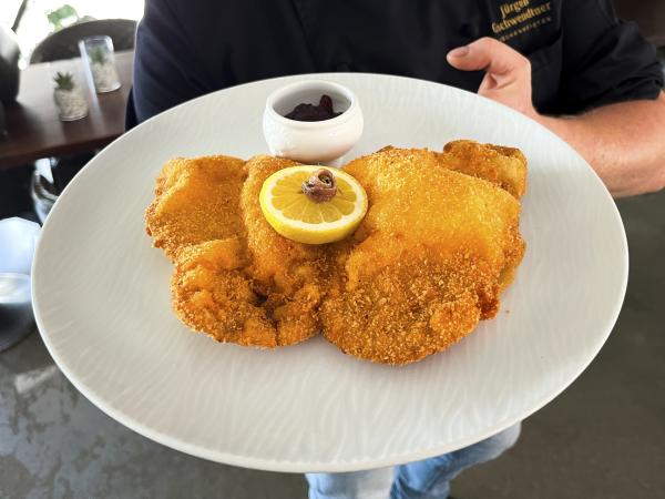 Bild 1 von 19: Nahaufnahme des Wiener Schnitzel während Servus TVs \