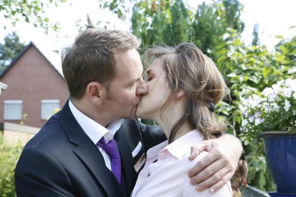 Bild 1 von 11: Kommen sich näher: Carlo (Mathias Kahler-Polagnoli, l.) und Karin (Birge Funke, r.) ...