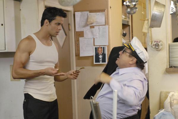 Bild 1 von 20: Frank (Danny Devito, r.) verkauft ein Päckchen Stoff an seinen alten Kumpel, fordert es jedoch nach kurzer Zeit wieder zurück, was sich sehr schwierig gestaltet ...