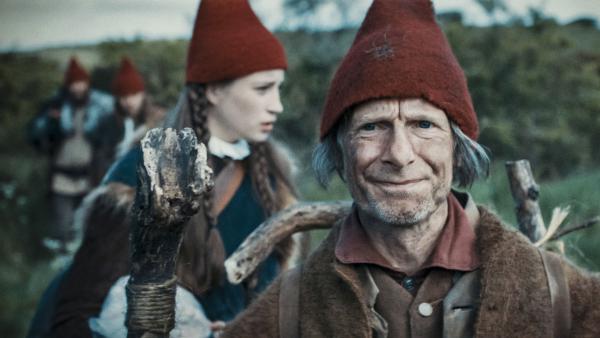 Bild 1 von 1: Tinka (Josephine Chavarria Højbjerg) überredet Kinok (Kristian Holm Joensen) ihnen zu helfen den Weg nach Hause zu finden.