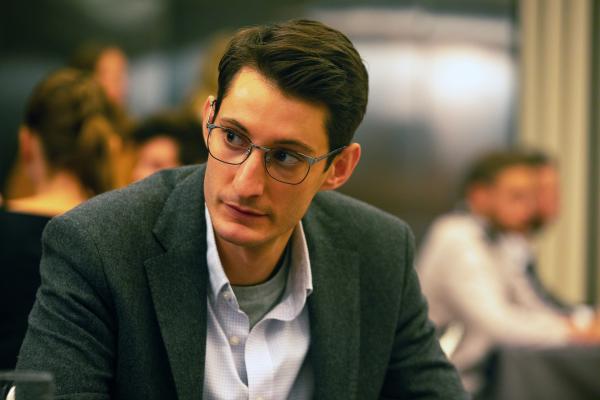 Bild 1 von 10: Mathieu (Pierre Niney) entwickelt bei seinen Nachforschungen zu dem verunglückten Passagierflugzeug eine regelrechte Obsession und Paranoia.
