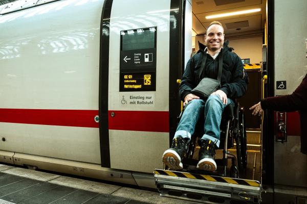 Bild 1 von 8: Nico Mackert wünscht sich mehr Inklusion von Menschen mit Behinderung in allen Bereichen des Lebens.