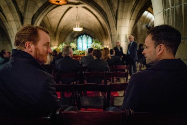 Bild 1 von 7: Holmes (Jonny Lee Miller) ist davon überzeugt, dass Dr. Joshua Vikner (Tony Curran, l.), der neue Leiter von Moriartys Organisation, den Bombenanschlag auf seinen Vater Morland befohlen hat. Doch was genau will Dr. Vikner damit bezwecken?