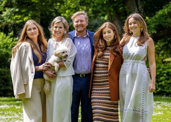 Bild 1 von 1: Das sogenannte A-Team der Niederlande:  Amalia (l.), Alexia (2.v.r.) und Ariane (r.), die Töchter von König Willem-Alexander (M.) und Königin Máxima (2.v.l.). Was bedeutet es, dass nur eine von ihnen einmal den Thron besteigen wird?