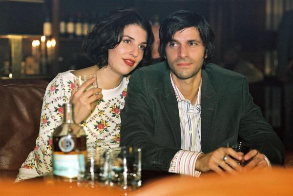 Bild 1 von 17: Annabelle (Elena Uhlig, l.) lässt sich von Daniel (Pasquale Aleardi, r.) in die Welt des Whiskys einführen. Der Abend endet mit einem Blackout des Fachmanns ...