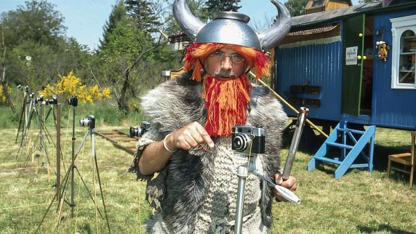 Bild 1 von 1: Mit mehreren Kameras möchte Peter (Peter Lustig) seinen eigenen Stop-Motion-Film produzieren. Es soll ein Wikinger-Film werden.