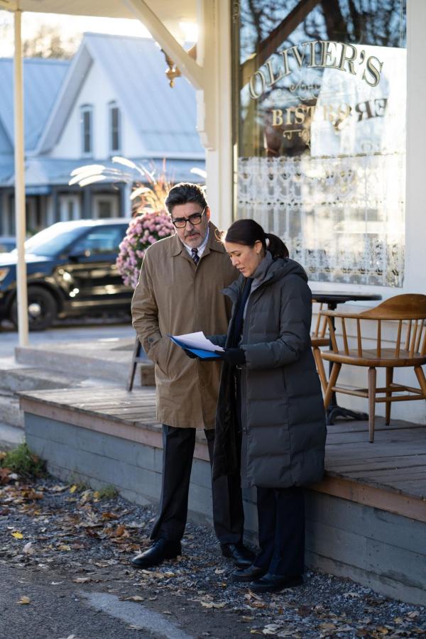 Bild 1 von 12: Armand Gamache (Alfred Molina, l.); Isabelle Lacoste (Elle-Máijá Tailfeathers, r.)