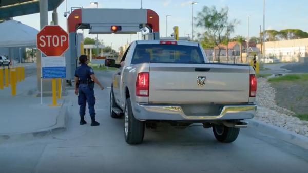 Bild 1 von 3: Das Fahrzeug wird in die Röntgenanlage gefahren. Erst jetzt beginnt die Durchleuchtung, die verborgene Schmuggelware sichtbar machen kann.