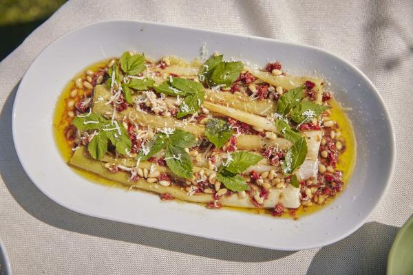 Bild 1 von 9: Gegrillte Lauchherzen mit Pinienkernvinaigrette.
