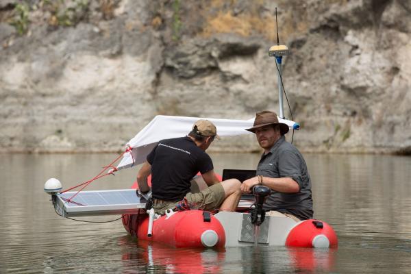 Bild 1 von 4: Josh Gates (r.)