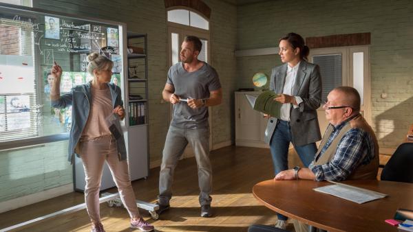 Bild 1 von 7: In der Wache schildert KTU-lerin Stefanie Horn (Nicole Ernst, l.) den Ermittlern Kommissar Pöhlmann (Dominic Boeer, 2.v.l.), Kommissarin Joost (Nike Fuhrmann, 2.v.r.) und Kriminalhauptkommissar Reuter (Udo Kroschwald, r.), dass die Handschellen an Sara Wagner mit einem Seidenhaken, der normalerweise fürs Hornhechtangeln verwendet wird, geöffnet worden sind. Wer könnte der mysteriöse Unbekannte sein, der Sara befreit hat? Und hat er etwas mit dem Mord zu tun?