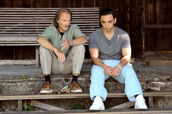Bild 1 von 9: Sascha (Eisi Gulp, links) redet Leon (Joel Akgün, rechts) ins Gewissen, dass er Leuten, die er mag, in schwierigen Zeiten beistehen soll.