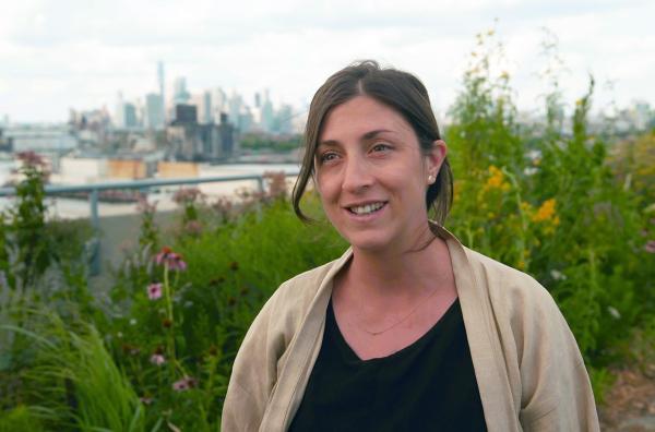 Bild 1 von 4: Die Aktivistin Anastasia Cole Plakias von Brooklyn Grange, einer der größten Dach-Farmen der USA