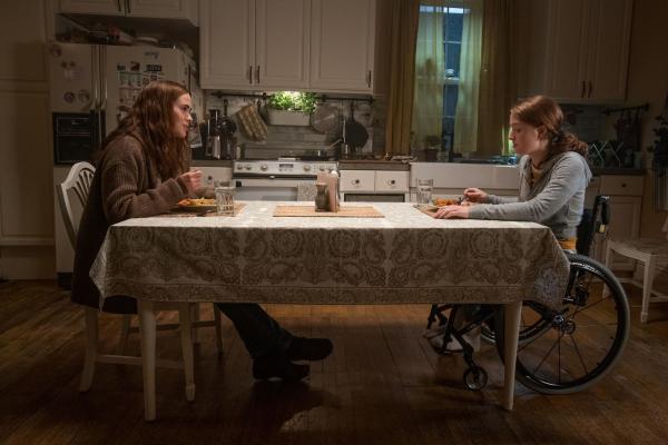Bild 1 von 3: Diane (Sarah Paulson, l.); Chloe (Kiera Allen, r.)