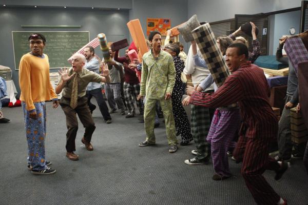 Bild 1 von 11: In Greendale findet die größte Kissenschlacht in der Geschichte der Community Colleges statt (v.l.n.r.: Donald Glover, Jim Rash, Danny Pudi) ...