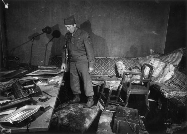 Bild 1 von 2: Nach Kriegsende besichtigen amerikanische Soldaten im Zentrum Berlins den Bunker der ehemaligen Reichskanzlei. Hier, unter meterdickem Stahlbeton, verbrachten Adolf Hitler und sein Gefolge ihre letzten Tage.