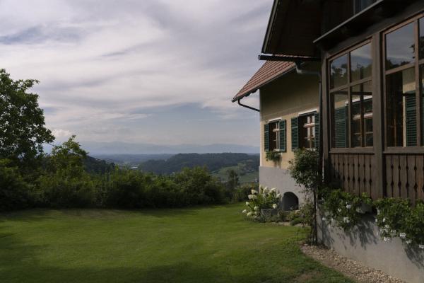 Bild 1 von 10: Gasthaus mit Blick in die Landschaft für ServusTVs \