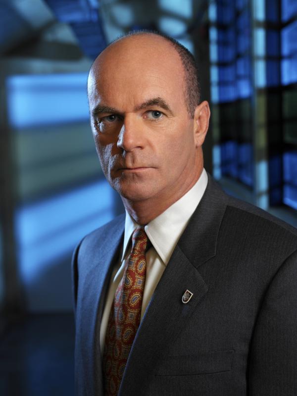 Bild 1 von 29: (2. Staffel) - Lt. John Stillman (John Finn) ist Lilly Rushs direkter Vorgesetzter und füllt außerdem die Rolle eines väterlichen Freundes aus