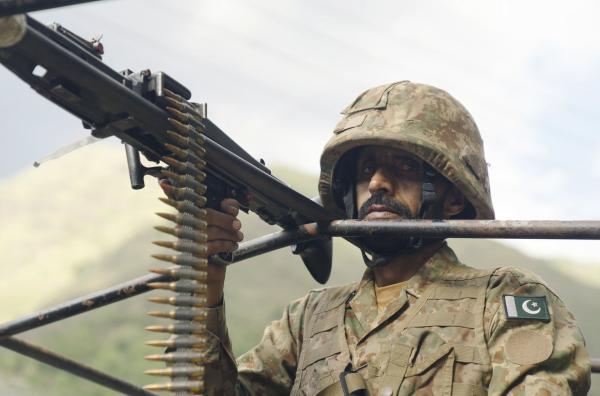 Bild 1 von 2: Ein Soldat der pakistanischen Armee an der ?Line of Control?, der Waffenstillstandslinie zwischen Indien und Pakistan