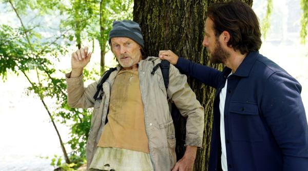 Bild 1 von 25: Commissario Jonas Kerschbaumer (Gabriel Raab, re.) schnappt den verwirrten Zeugen Franco Fabrizi (Eisi Gulp, l.).