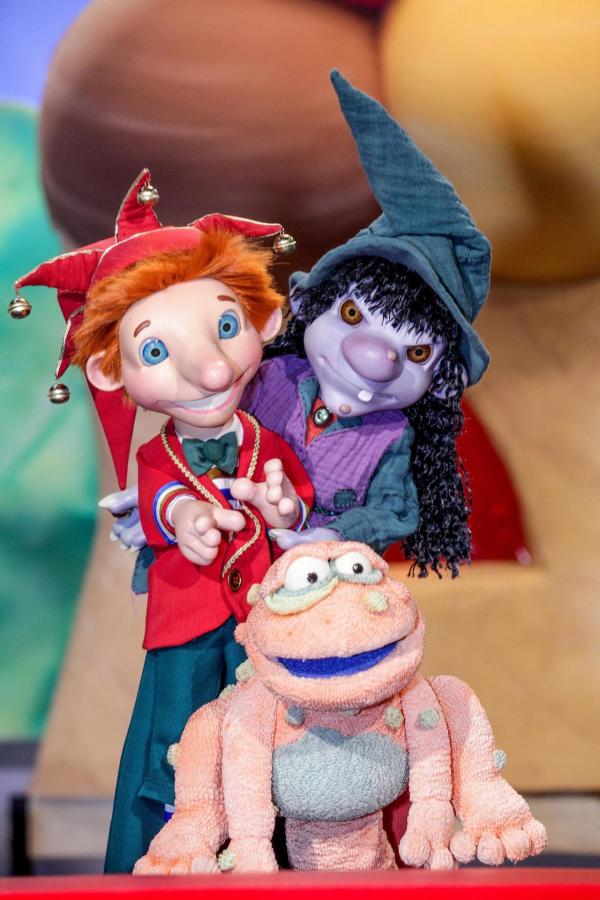 Bild 1 von 21: Im Bild: Kasperl mit Hexe Hu und Kröte Kra.