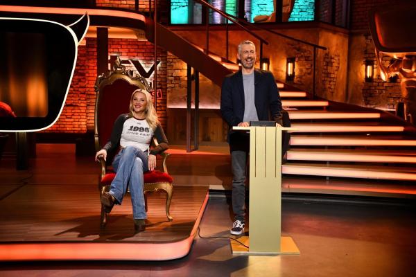 Bild 1 von 6: Evelyn Burdecki (l.); Sebastian Pufpaff (r.)