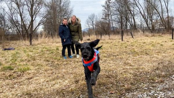 Bild 1 von 8: Im Bild: Paul und seine Mama Alexandra mit dem Assistenzhund Lucie.