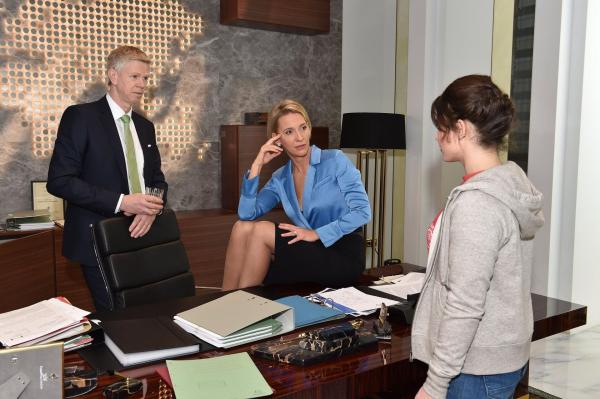 Bild 1 von 12: Olaf Brock (Thomas Morris, l.); Bea Brock (Niki Finger, M.)