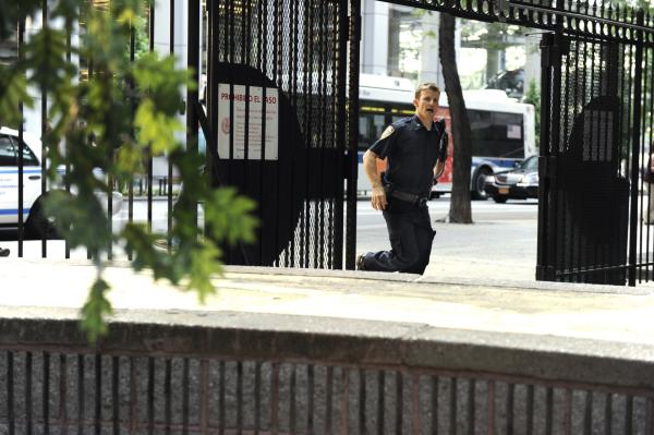 Bild 1 von 11: Während ihre Partnerschaft auf eine harte Probe gestellt wird, als Jamie (Will Estes) bei einem Angriff auf Eddie überreagiert, kriselt es auch zwischen Danny und Baez. Letztere wurde bei einem Überfall auf einen Konvoi konfiszierter Drogen verletzt und gibt Danny die Schuld daran ...