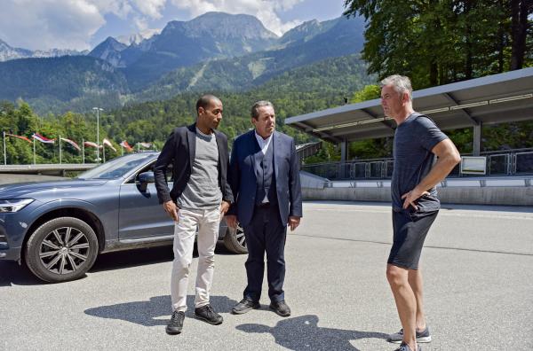 Bild 1 von 1: Der Mannschaftsarzt des Bobteams vom SV Königssee liegt erschlagen im Trainingscenter. Beissl (Andreas Giebel, M.) und Jerry (Peter Marton, l.) merken schnell, dass es in dem Bobteam brodelt. Sie befragen den Trainer Helmut Fritz (Robert Lohr, r.) zum aktuellen Fall.