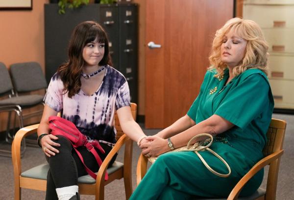 Bild 1 von 16: Im Bild (v.li.): Hayley Orrantia (Erica Goldberg), Wendi McLendon-Covey (Beverly Goldberg).