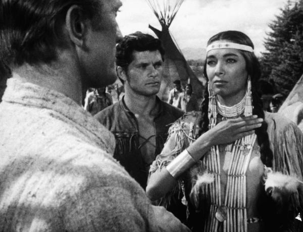Bild 1 von 2: Jim Deakins (Kirk Douglas, links) und Boone Caudill (Dewey Martin) sind beeindruckt vom Auftreten der Häuptlingstochter Teal Eye (Elizabeth Threatt).