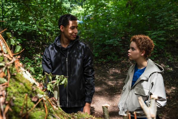 Bild 1 von 5: Ava (Mia Stieber, rechts) möchte den Streit mit Malik (Jonathan Vöhringer, links) beilegen, doch der macht es ihr nicht leicht.© mdr/Saxonia Media/Thomas Dietze - Honorarfreie Verwendung gemäß AGB im redaktionellen Zusammenhang mit genannter Sendung bei Nennung \