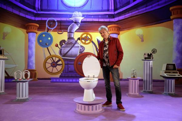 Bild 1 von 12: Im Bild: Thomas Brezina mit einer Raumstations-Toilette.