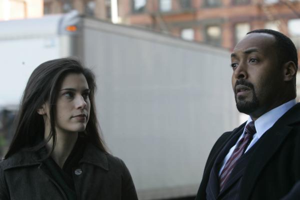 Bild 1 von 7: (l-r)  Milena Govich as Detective Nina Cassady, Jesse L. Martin as Detective Ed Green -- NBC