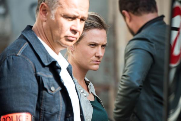 Bild 1 von 13: Armand Marquez (Olivier Cabassut, l.); Valentine (Yeelem Jappain, Mitte)