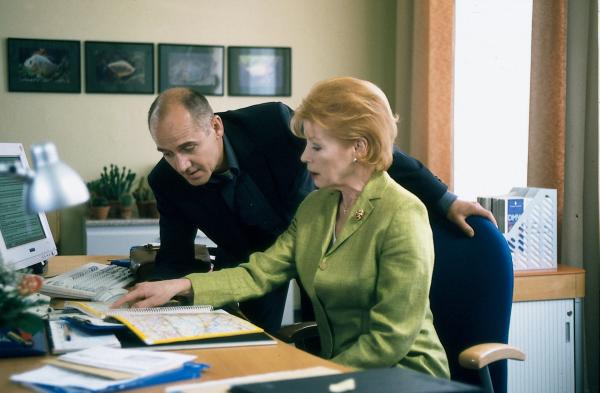 Bild 1 von 11: Dr. Robert Kolmaar (Ulrich Mühe, l.) sieht beim Blick in den Stadtplan der Sekretärin Ulla Grünbein (Renate Schroeter, r.) seine Vermutung bestätigt, dass die Begleiterin von Monica Berli unter dem Einfluss von K.O.-Tropfen nach dem Verlassen des Hotels in einen Kanal gefallen sein muss.