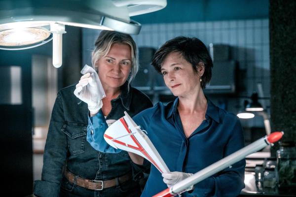 Bild 1 von 26: Im Bild (v.li.): Angelika Niedetzky (Biggi Obergschwendter), Katharina Stemberger (Joe Haizinger).