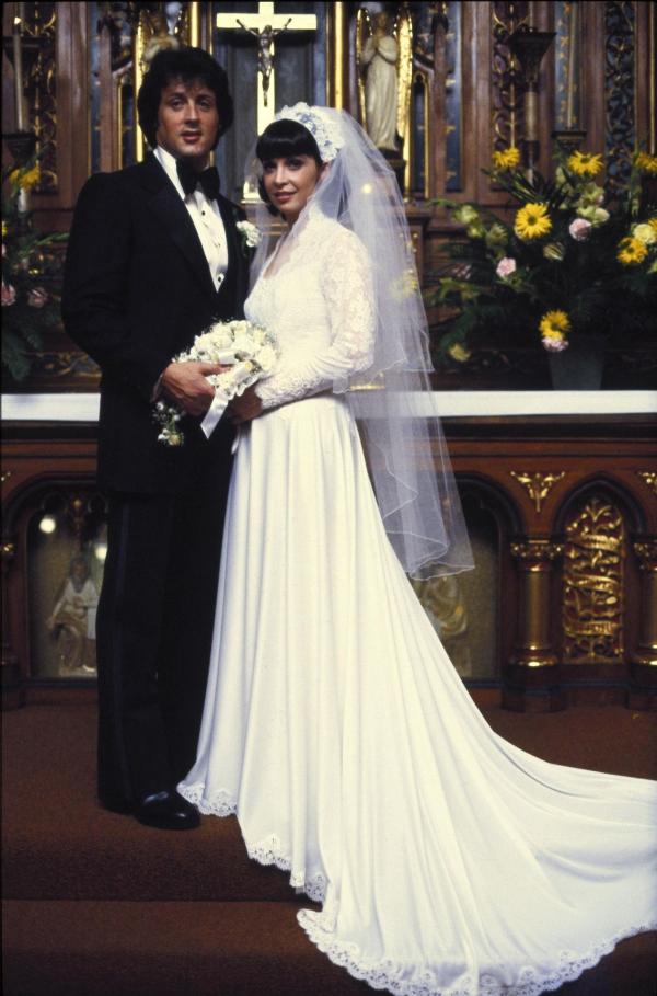 Bild 1 von 8: Rocky Balboa (Sylvester Stallone, l.) hat mit seinem spektakulären Kampf gegen Apollo Creed viel Geld verdient und will fortan nicht mehr boxen. Er heiratet seine Freundin Adrian (Talia Shire, r.) und ist glücklich mit ihr ...