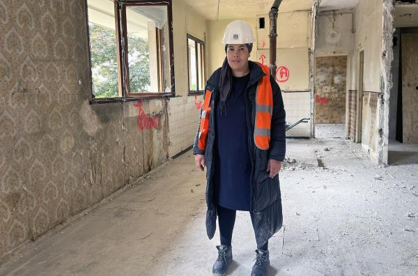 Bild 1 von 4: In einem Abbruchhaus in den Banlieues von Paris sucht Architektin Khadija Barkani vom Team Encore Heureux wiederverwendbare Bauteile für den Neubau der von ihr entworfenen monumentalen Kultur- und Begegnungsstätte.