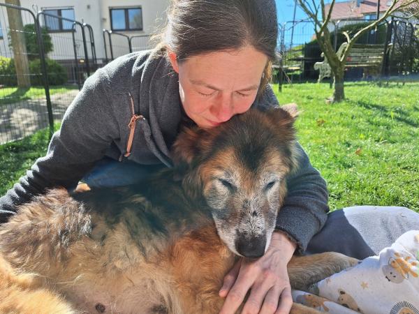 Bild 1 von 4: Nina Folle mit dem alten Hund Oliver.