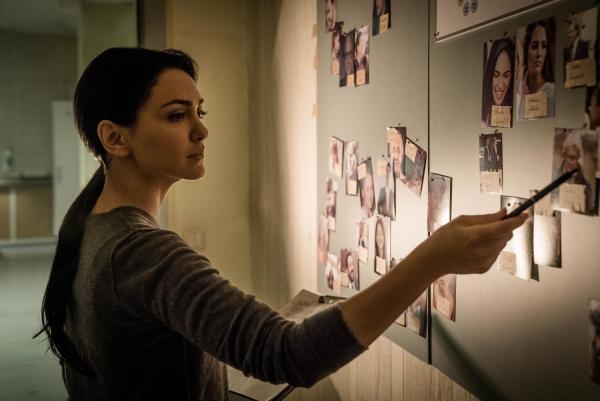 Bild 1 von 8: Clare Quayle (Nazanin Boniadi)