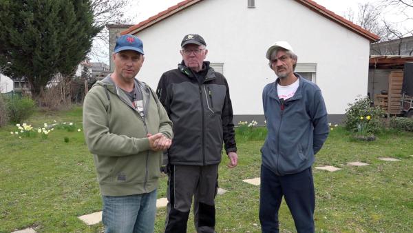Bild 1 von 1: Traurige Neuigkeiten gibt es um Dagmars altes Häuschen. Es soll nun endgültig abgerissen werden. Michael, Lothar und Dieter sind deswegen sehr enttäuscht