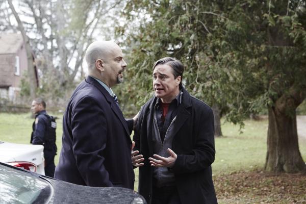 Bild 1 von 4: Detective Harris (l.); Eric von Steinner (r.)