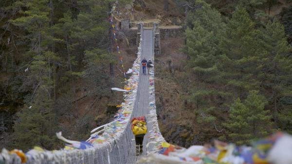 Bild 1 von 4: Die Hängebrücke verbindet zwei Gebirgsketten in Nepal.
