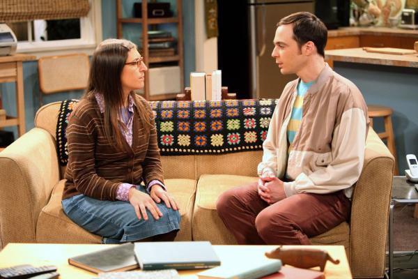 Bild 1 von 20: Während Leonard seine Beziehung via Skype mit Priya fortsetzt, gerät Amy (Mayim Bialik, l.) zwischen die Fronten bei einem Streit mit Sheldon (Jim Parsons, r.) und Penny ...