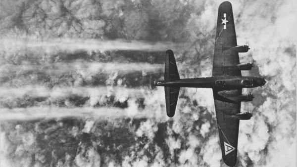 Bild 1 von 6: Mit B-17 Bombern flogen die Alliierten im Zweiten Weltkrieg massive Angriffe und legten Städte in Schutt und Asche.