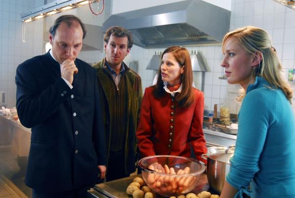 Bild 1 von 10: Mark (Siegfried Terpoorten, 2.v.l.) und Rebecca (Lilian Klebow, r.) befragen Gudrun Wittke (Heidrun Gärtner, 2.v.r.), die Hotelbesitzerin, und Xaver Wittke (Martin Brambach, l.), den Geschäftsführer und Bruder des Toten Georg. Als Mark erwähnt, dass dieser einen Drohbrief erhalten hat, hat Xaver eine Ahnung ...