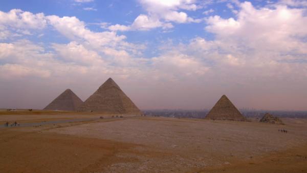 Bild 1 von 3: Auf der Hochebene von Gizeh reihen sich die Cheops-, die Chephren- und die Menkaure-Pyramide in einer perfekten Linie aneinander.