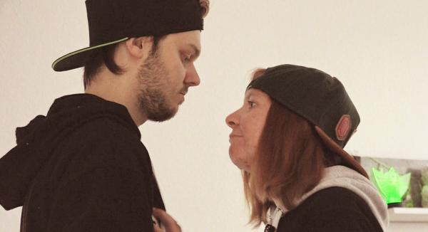 Bild 1 von 3: Sarah und Justin haben beschlossen, den Bund der Ehe einzugehen, und sich verlobt.